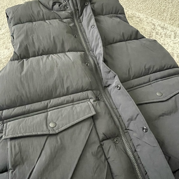 NEW Gap Puffer Vest in size large (black) - Picture 2 of 7
